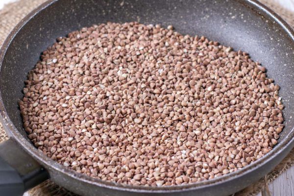 Сделали хороший запас гречки, риса и овсянки, но муку купить не успели, хорошо, что тетя научила делать ее из круп