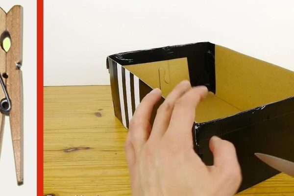 Для того чтобы смастерить увлекательную настольную игру, он взял коробку и прищепки…