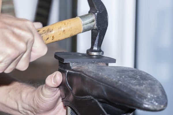 Что прицепить к скользкой подошве, чтобы не ходить всю зиму как по минному полю