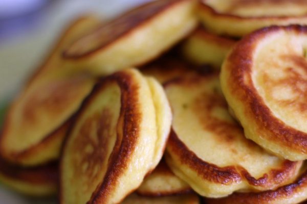 Как приготовить оладьи разными способами