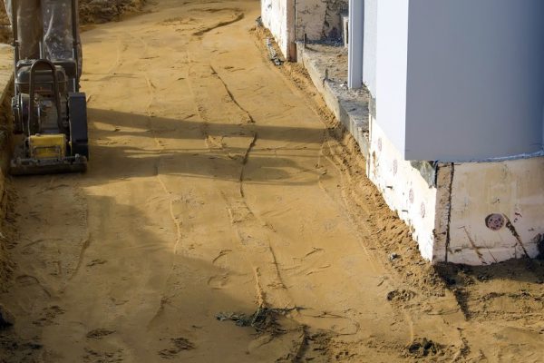 Нужно ли утеплять отмостку и как правильно это сделать