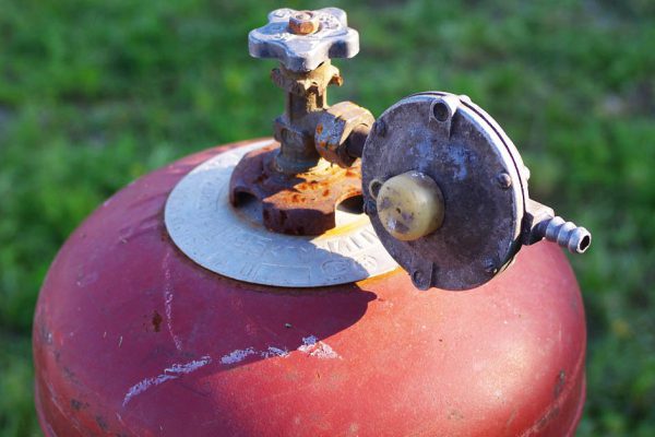 Зять работает сварщиком, он показал, как сделать мощную печку из газового баллона