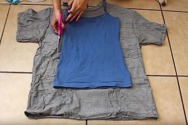 Она приложила майку к футболке и взяла в руки ножницы… Результат завораживает!