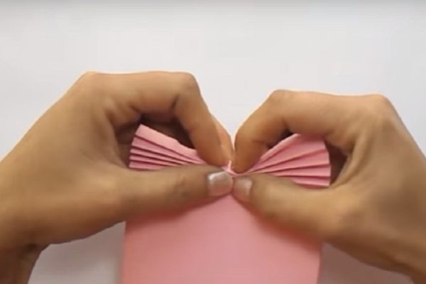 Теперь я умею заворачивать подарки лучше, чем в магазине. Хитрейший трюк!