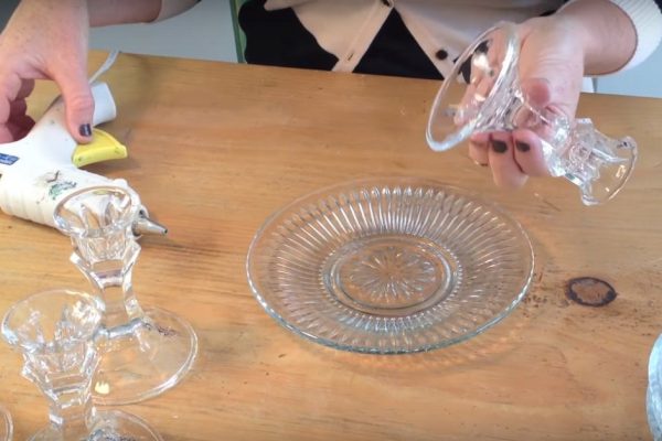 Стоило ей склеить старые бабушкины блюдца, как получилась очень нужная в доме вещь!