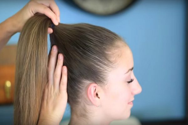 При помощи всего нескольких невидимок она сделала на голове удивительно милую вещь…