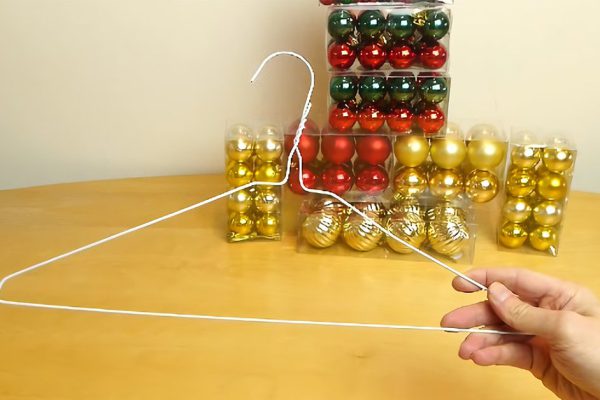 Превращение сломанной вешалки в рождественский венок