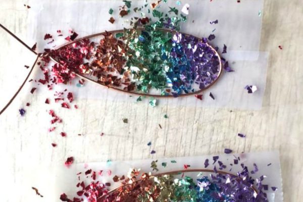 Посыпав радужными блестками небольшой отрезок скотча, она получила нечто совершенно очаровательное!