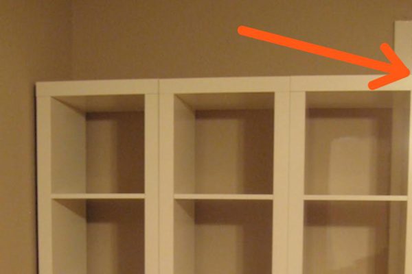 Он купил эти полки за смешную цену и превратил их в шедевр! Не встречал идеи лучше…