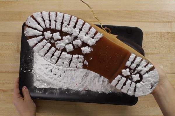 Он окунул обычный мужской ботинок в соду, чтобы создать настоящее чудо!