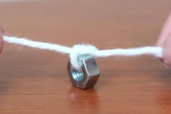 Он залил воском пустую бутылку из-под «Кока-колы» и взял в руки нож… Фантастика, не иначе!