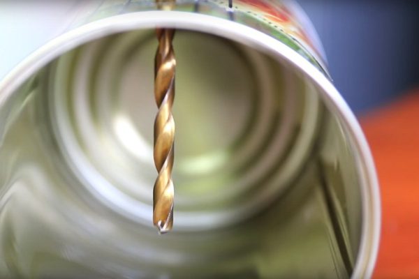 Он взял жестяную банку и просверлил в ней дырки. Причина этому гениальна!