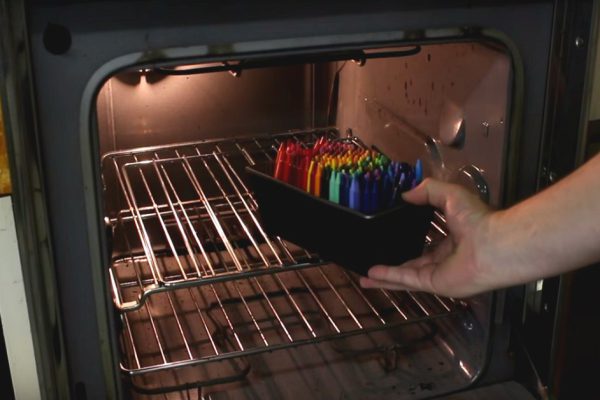 Он поместил форму с восковыми мелками в духовку и включил ее… Такого я еще не видел!