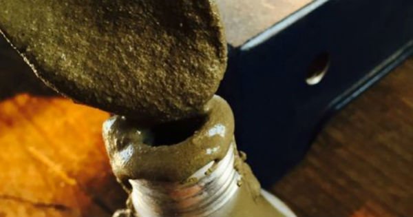 Когда этот парень залил цемент в лампочку, все были в недоумении. А ведь он оказался гением!