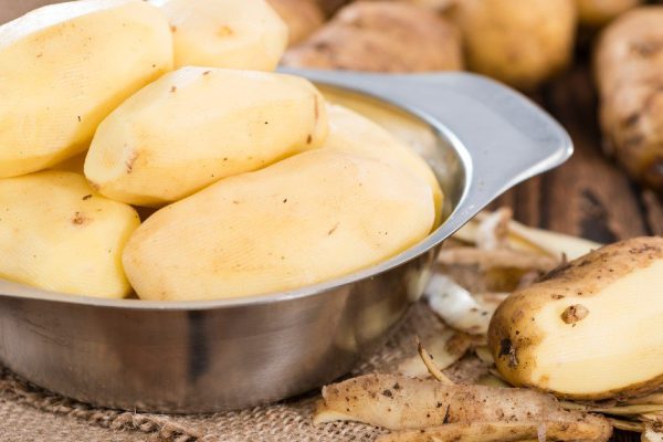 Зачем хозяйки царапают картошку вилкой