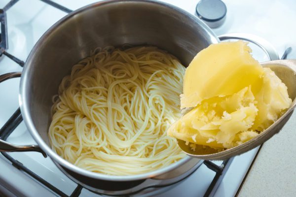 Беру грошовые макароны и варю их безупречно, итальянская синьора бежит узнать, почему они не слипаются