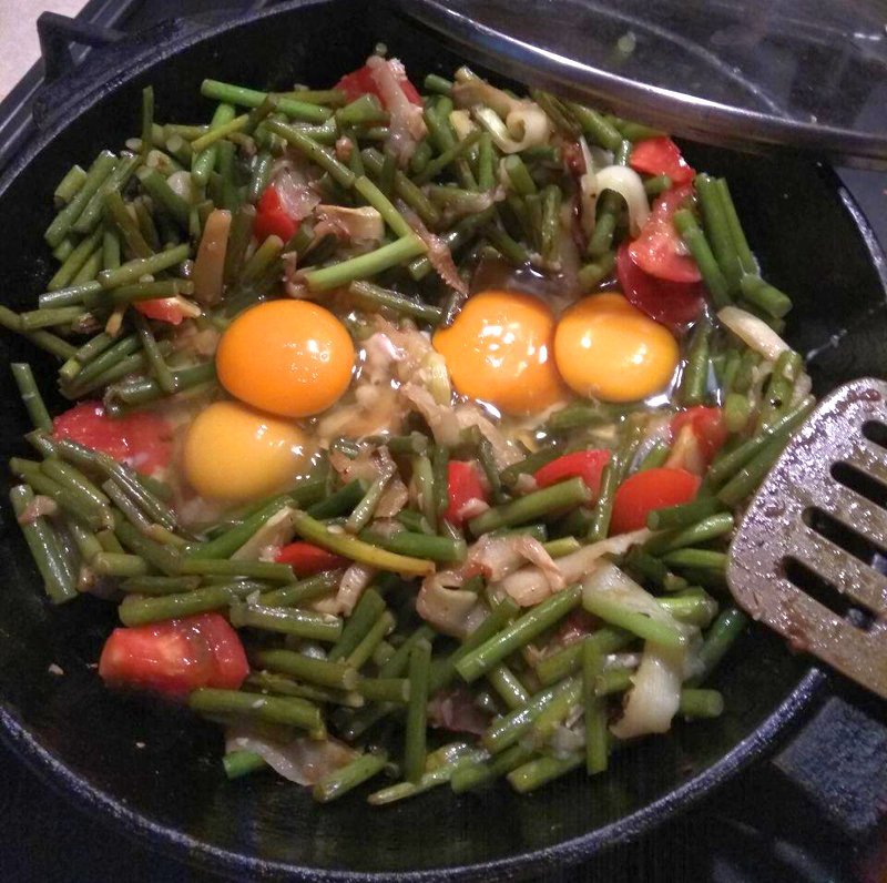 Рецепт яичницы с чесночными стрелками Кулинария,Завтраки,Кухня,Овощи,Продукты,Яйца