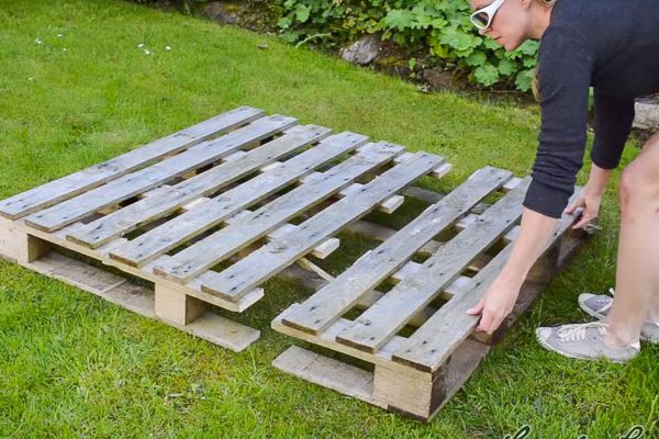 Ты придешь в восторг, узнав, зачем эта девушка разрезала деревянный поддон на 3 части!