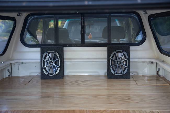 ящик в прицепе машины