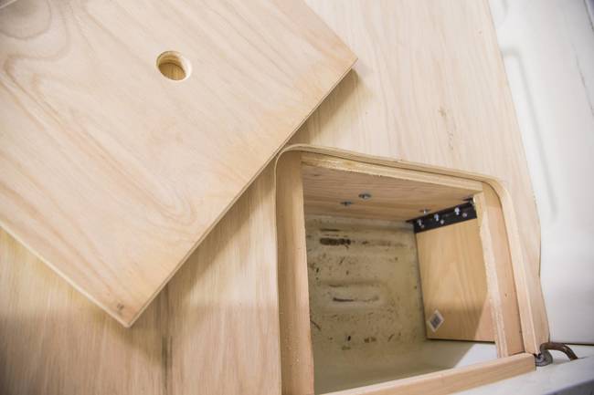 ящик в прицепе машины