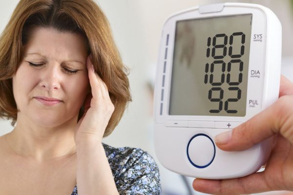 Друг семьи пришел в гости с высоким давлением, бабушка снизила домашними методами