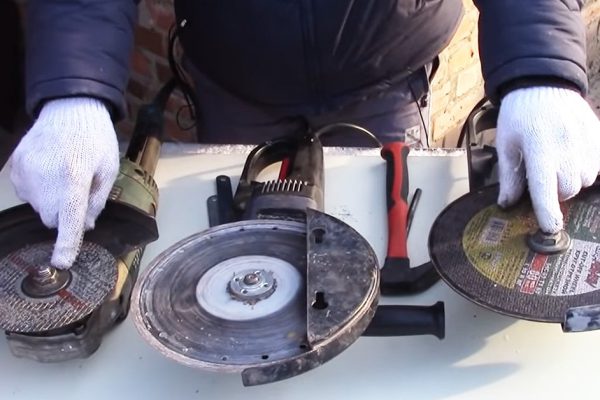 Как снять диск с болгарки, если под рукой нет ключа
