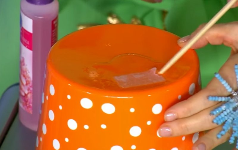 как снять липкую наклейку с металла