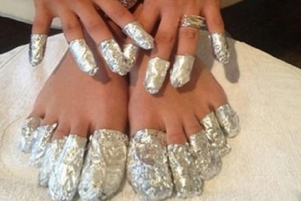 Эта процедура способна полностью разрушить ногтевую пластину!