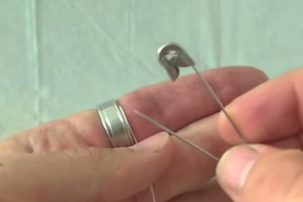 Как снять кольцо с опухшего пальца? Удивительный и совершенно безболезненный трюк поможет.