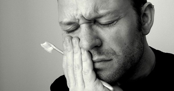 Как снять зубную боль? С помощью самых простых средств ты справишься с этой бедой!