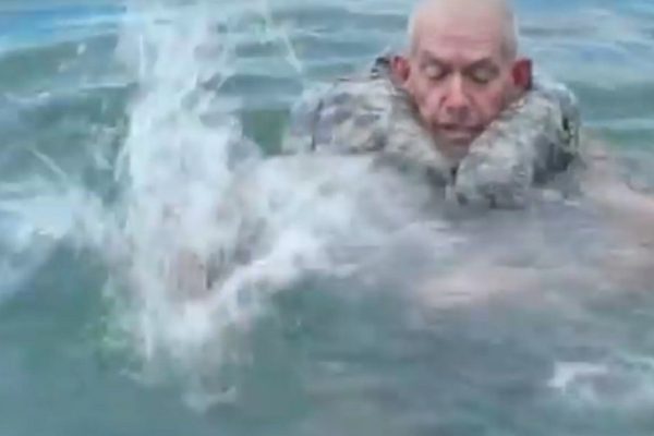 Чтобы не утонуть, мужчина 3 раза ударил ладонью по воде. Ты ахнешь, увидев результат!