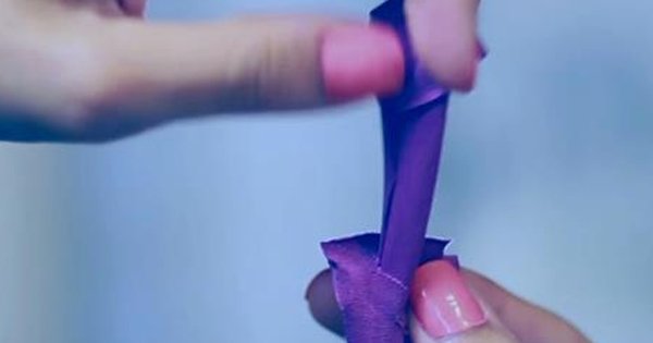 Она взяла две полоски ткани и за две минуты сделала из них нечто невероятное! Это настоящий писк моды…