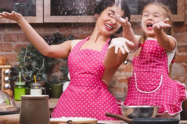 Как сшить оригинальный фартук для кухни из старой одежды