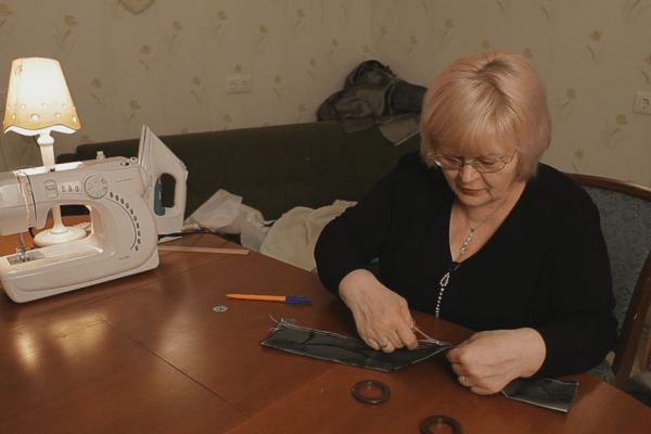 К небольшому куску ткани мастерица пришила шнурок… А ведь я мечтала о таком изделии!