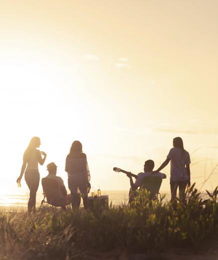 компания на берегу