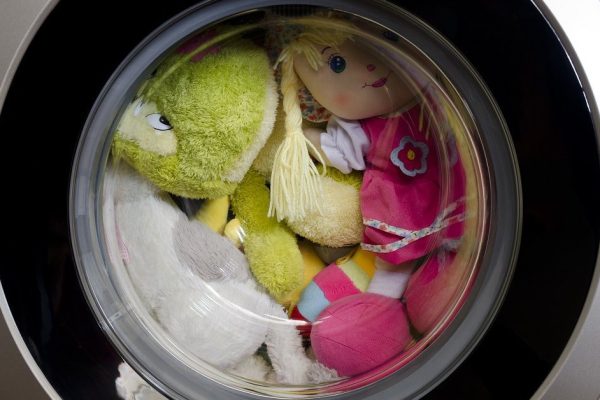 Зачем добавлять соль во время стирки в машинку