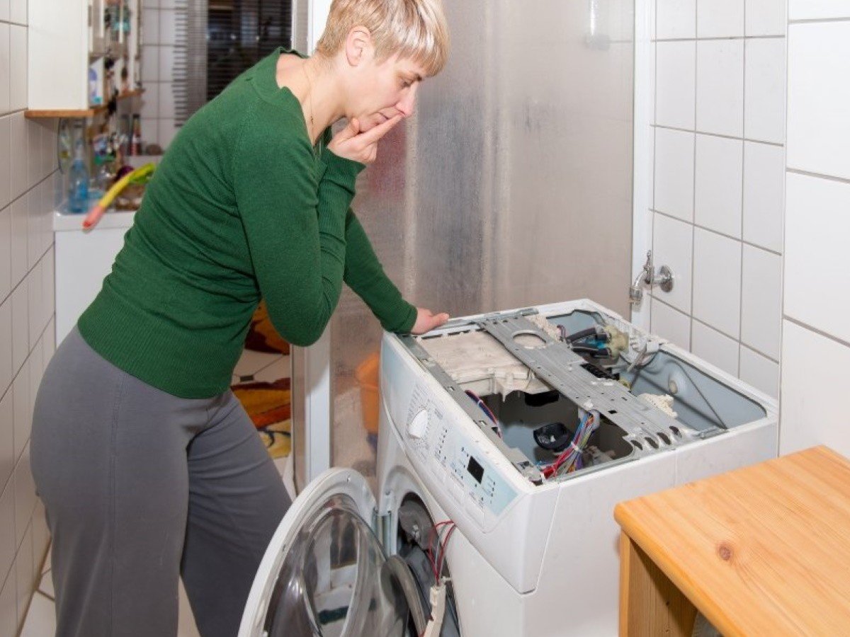 Почему в выключенную стиральную машину. Утилизация стиральных машин. Женщина стирает. Стиральная машина протекает. Отстирала вещи в стиральной машине.