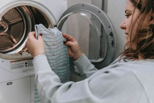 Прозорливая мама троих детей научила меня использовать стиральную машинку как сушилку для белья