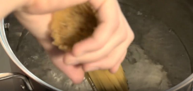 как сварить спагетти в сковородке