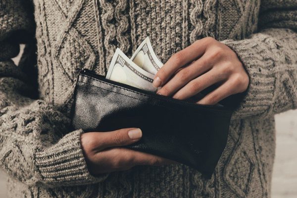 Изворотливые европейцы снимают катышки с вещей так, как раньше делали советские мамы