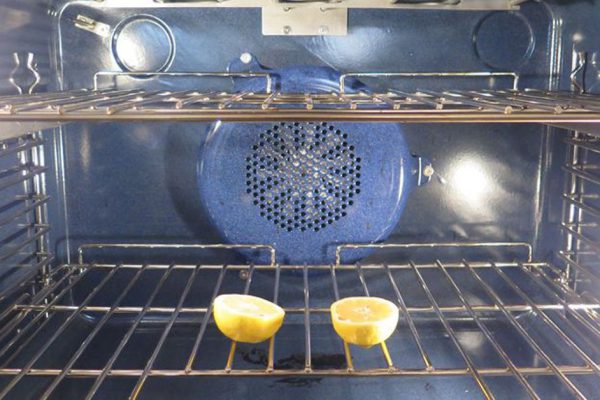 Просто помести 2 половинки лимона в духовку и не закрывай дверцу! Эффект восхищает…
