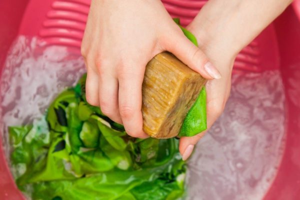 Хотела выбросить вещи с ржавчиной, но мудрая мама спасла одежду