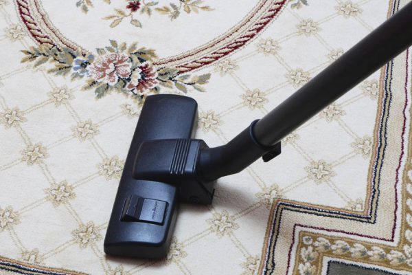 Чтобы избавиться от вони, которую источает любимый ковер, нужно присыпать его любимым порошком всех дачников