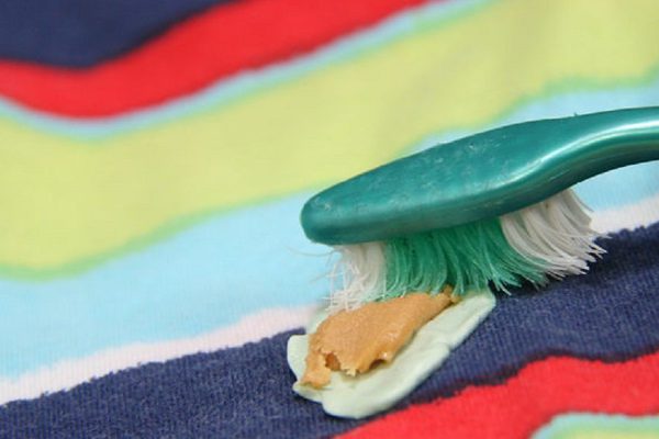 Она натерла новую футболку арахисовым маслом… Был поражен, когда узнал причину!