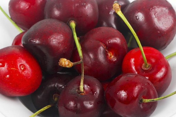 Как легко и быстро удалить косточки из целого ведра вишен