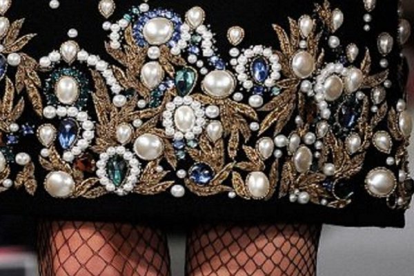 Она взяла горсть бусин… Через 15 минут пальто выглядело сногсшибательно!