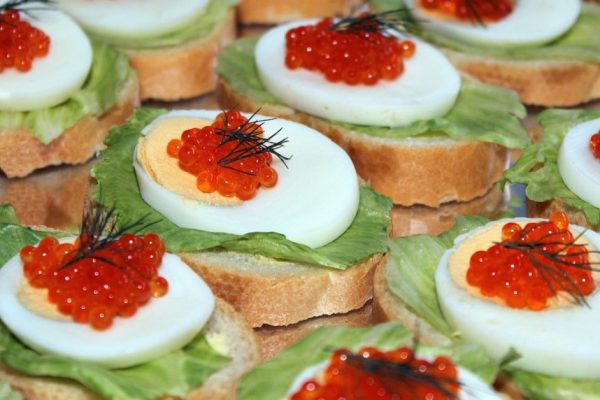 Любимому оливье не изменяю, полирую хрустальную салатницу на 3 л, самую большую, а вот украшать салат буду по-новому