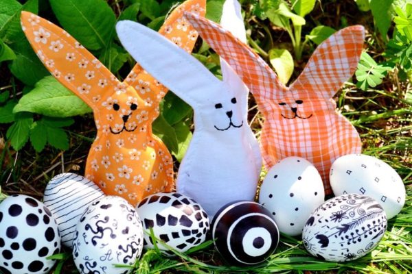 Как подключить детей к процессу покраски яиц на Пасху