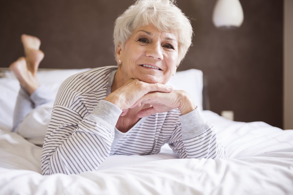Нужный шестьдесят. Красивые пожилых женщины в кровати. Шикарные пожилые женщины в постели. Пожилые Седые красивые женщины после 60. Седые крашеные волосы.