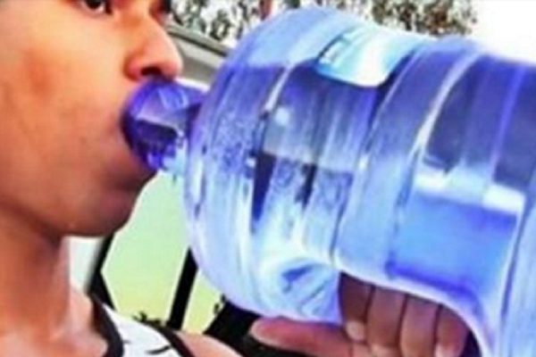 Один парень решил ежедневно выпивать 1 галлон воды на протяжении 30 дней! Результаты, безусловно, шокирующие…